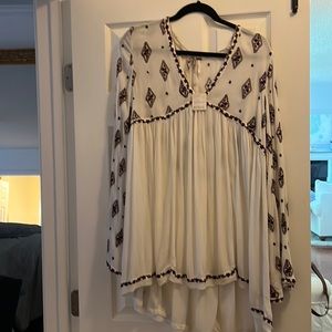 Free people tunic top/blouse with long decorative sleeves.